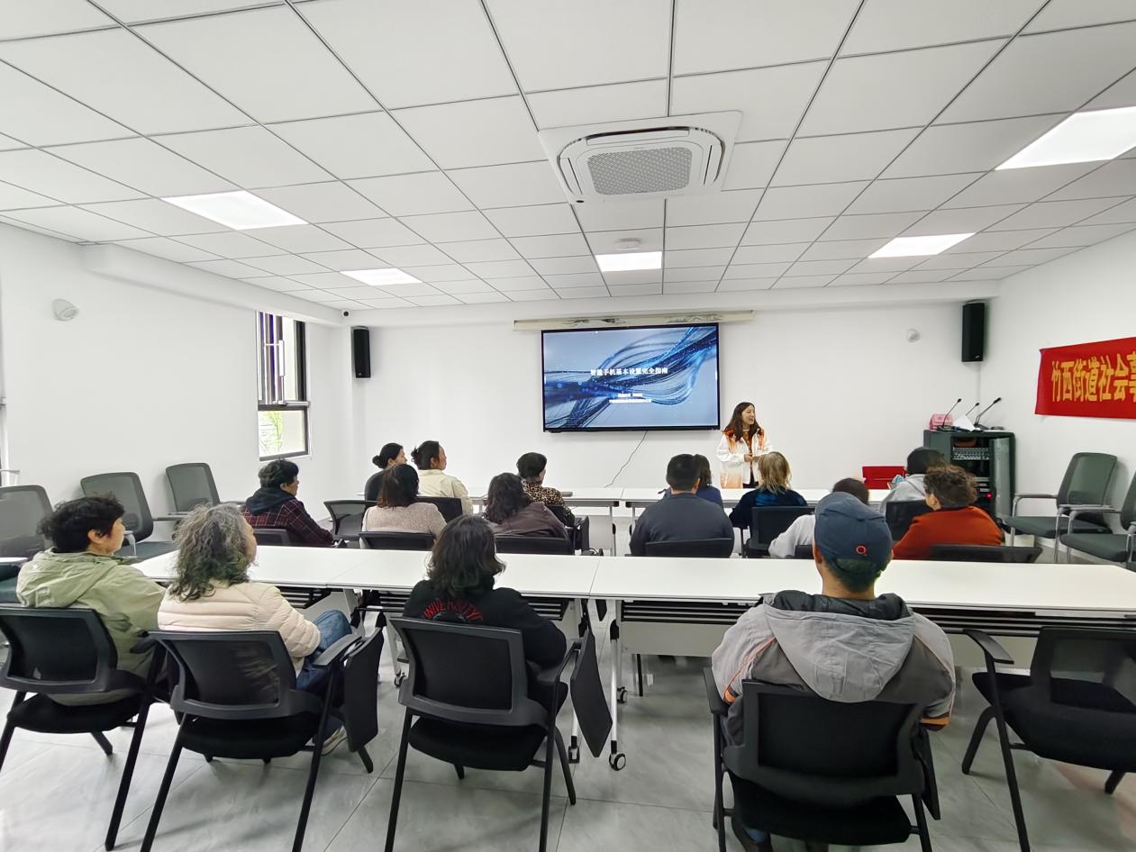 邗江区 “银龄智享”加速 “老有所e”添翼——黄金社区开展老年人智能手机培训活动